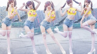 这个皮卡丘妹妹电力好足喔！室外扭一扭❤Shake it！
