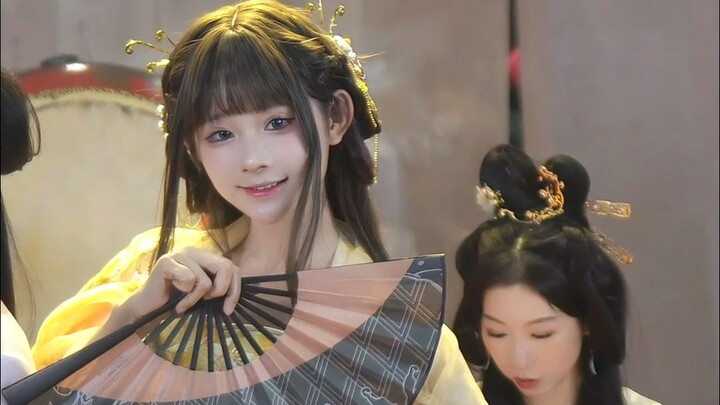 رقصة جي مينغ يوي مباشرة في معرض أنمي فراشات اليرقة بالكافيار