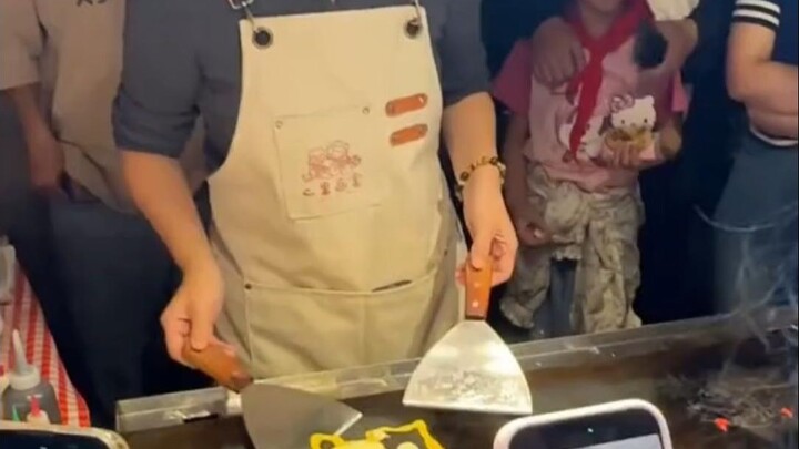 قبل أن أقلب الصفحة، كنتُ أتحدث بصوت عالٍ _ لقد انفتح شقّ العالم الثاني الأبعاد