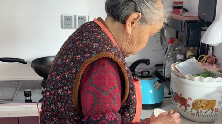 หญิงวัย 90 ปีผู้มีวินัยในตนเองจะใช้เวลาทั้งวันอันแสนวุ่นวายของเธออย่างไร?