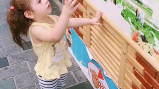 Tiểu loli mua kem Thổ Nhĩ Kỳ, nếu không cười giả tạo với cô ấy nữa thì nụ cười sẽ biến mất mất thôi!