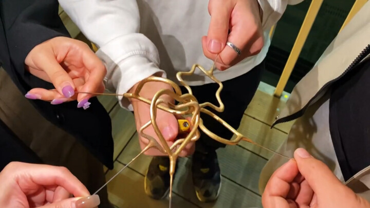 Kebahagiaan adalah berkumpul dengan sekelompok teman lalu bersama-sama main tongkat peri.