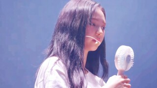 أبي وأمي والجدة جميعهم سيحضرون الحفلة الموسيقية، لذا فإن يو جي مين قلقة بشأن المسرح.