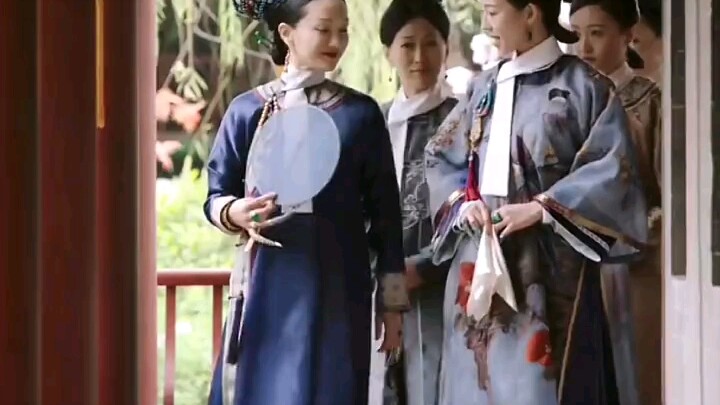 Setiap pasang sepatu milik nyonya kaya ini selalu dilengkapi rumbai, benar-benar membawa kesempurnaa