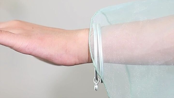 Girls ask how to wear a bracelet so it looks great? My top choice is wearing two bracelets together~