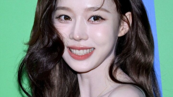 Chị Kiều Tư chẳng những lườm nguýt mà còn tát vào cái mặt heo của bạn nữa đấy!