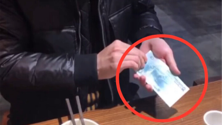 الشاب يُظهر مهارته في الأكل، فتُصعق النادلة من الدهشة!