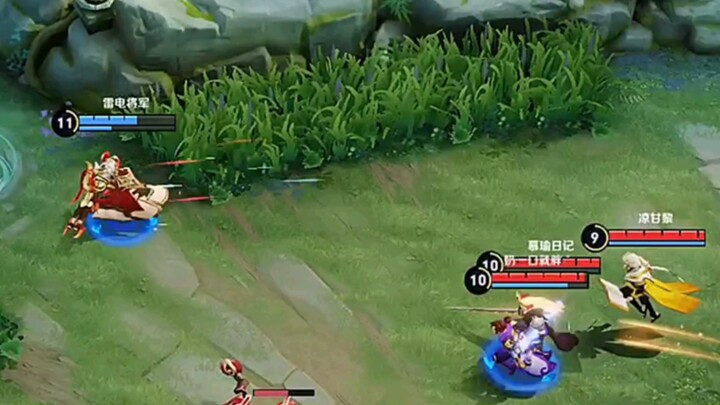 Lưu Bị: Tôi chỉ chạm nhẹ vào Tiểu Hồng của anh thôi, thật sự không có ý phản lại rừng của anh đâu!