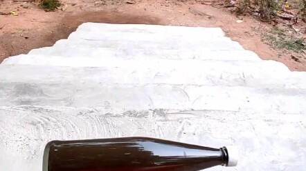 Khoảnh khắc giải tỏa áp lực khi lăn chai trên cầu thang