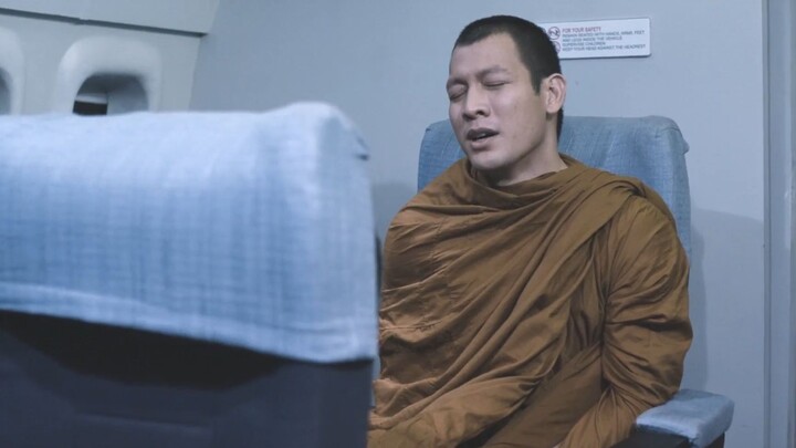 Dưới chân tiếp viên hàng không là một chuỗi dấu chân máu, vị nhà sư nhìn thấy nhưng không dám nhắc, 