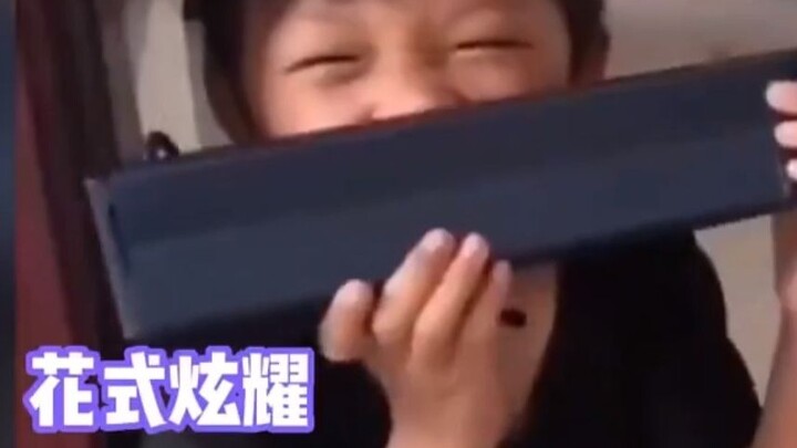 ช่างน่าทึ่งจริงๆ! ของขวัญที่ต้องกลับบ้านถึงจะเปิดได้ ช่างเป็นเพื่อนร่วมจักรวาลที่ยอดเยี่ยมของคุณจริง