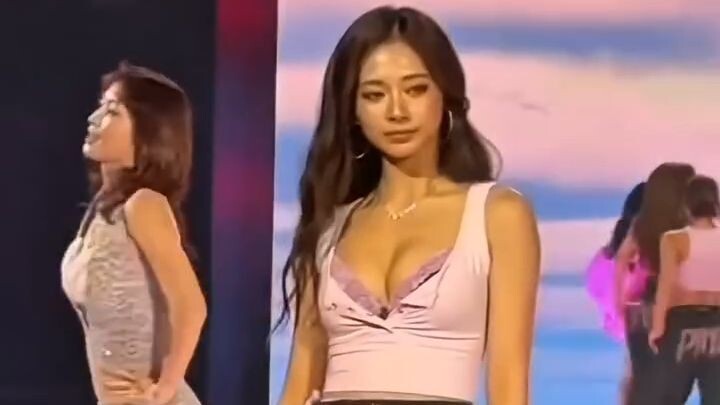 Tzuyu killing it on the PINK section of the VS fashion show 🩷 ●●●� #twice #tzuyu