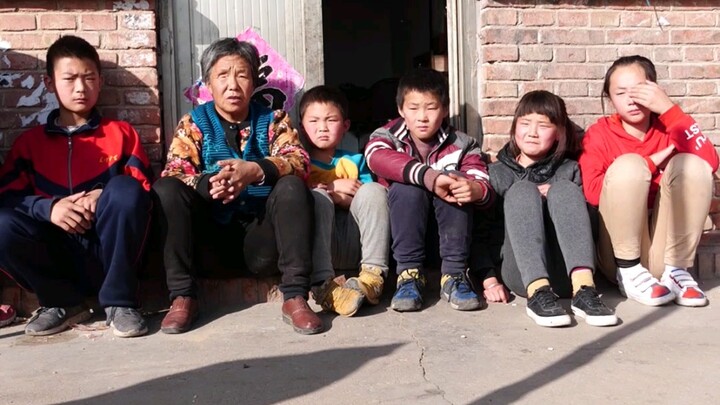 ลูกชายทั้งสองคนประสบเหตุซ้ำแล้วซ้ำเล่า 儿儿สะใภ้คนหนึ่งไม่ได้กลับบ้านมา 5 ปี ส่วนอีกคนออกไปทำงานนอกบ้า