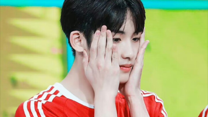 Feels like Winwin is in danger every day—always on guard against getting kissed! #DongSicheng #Winwi
