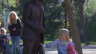 妈妈，它要倒了，救救我