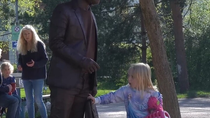 妈妈，它要倒了，救救我