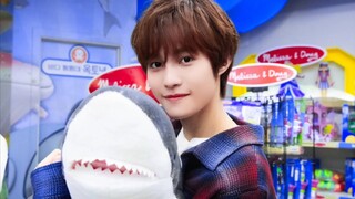 فتى صيني اختارته SM بنسبة مقابلة تبلغ 1:30000 في سن الـ16