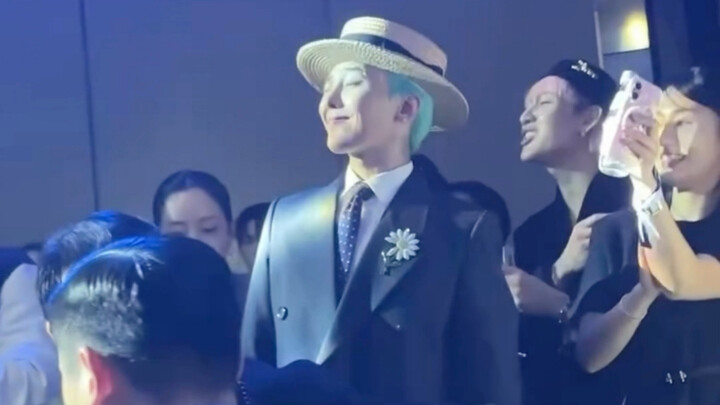 Check out GD’s dance moves, and Long Ge, who listens to Sun sing—so charming!