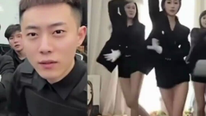 Bây giờ thì không cởi được áo dài, mà cũng chẳng mặc được quần bó sát.