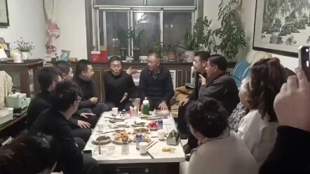 Keluarga duduk bersama sambil “menggelindingkan kulit melon” dengan gerakan cekatan, aksinya seolah-