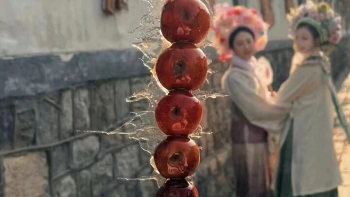 “They wanted to take pictures of my candied haws, but they suddenly turned back.”