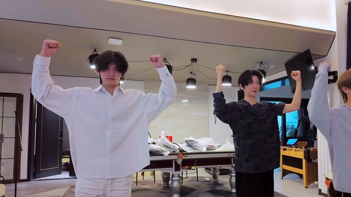 “น้ำผึ้งอาถรรพ์ที่เพิ่งติดตั้งแขนขาให้ฉันน่ะ”～ฮ่าๆๆ🤣