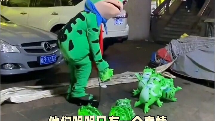 تعبير واحد للضفدع يكشف عن مشاعر عديدة: حيّا بإيماءة احترام لكن لم يلقَ أي تجاوب، فضرب الأرض بقدمه ثم