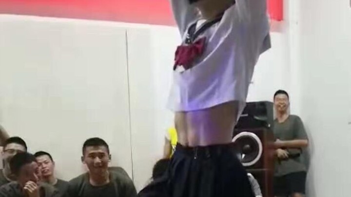เลขาสาวเต้น|เลขาสาวกล้ามหน้าท้อง