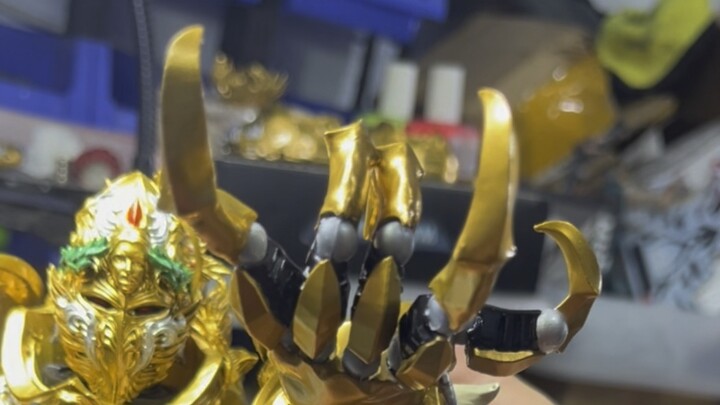 Figur bergerak Kaisar Lord of Mankind Warhammer 40k yang dimodifikasi dengan cakar bergerak seukuran