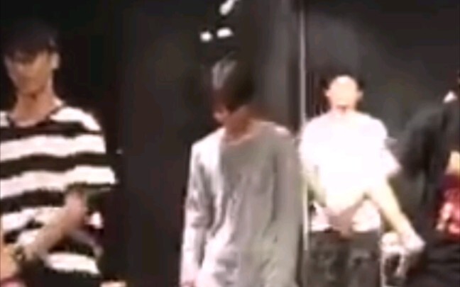 [Wang Chenyi] Check out a sweet-faced yet slightly flustered Chenyi performing a cover of the girl g
