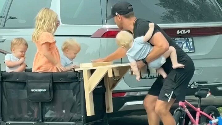 Xem bố của ba bé sinh ba giải quyết chuyện chăm con ở công viên như thế nào!