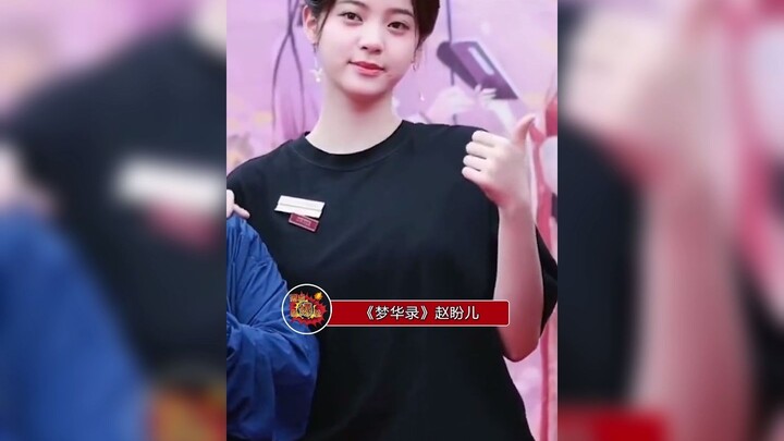 Seorang netizen menemukan bahwa foto latar belakang saat syuting drama baru Ouyang Nana dan Xu Zheng