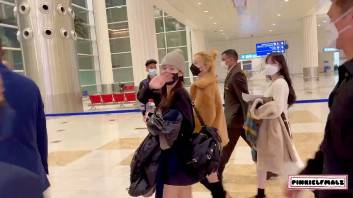 【(G)I-DLE】220116 Wawa đến Dubai – quay vội bởi fan
