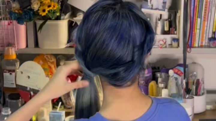 Tidak perlu menguasai teknik kepang twist pun bisa menata rambut! Ini dia gaya ekor kuda samping yan