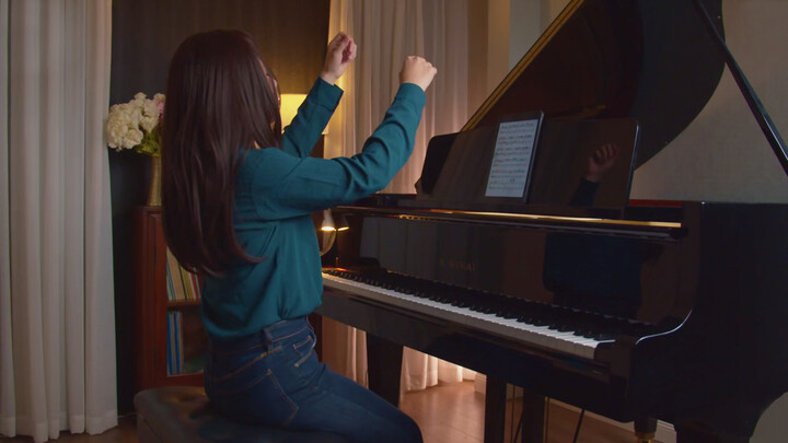 "Croatian Rhapsody" cover oleh seorang perempuan dengan piano