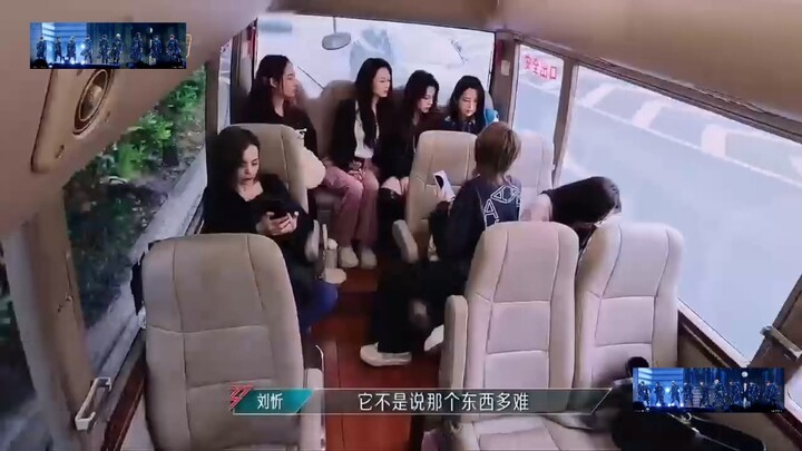 He Jie watched EXO's pre-show performance and exclaimed, "So handsome! So irresistible! They've got 