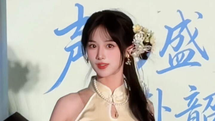 Acara perpisahan lulusan Universitas Zhejiang, gaun cheongsam dengan motif bunga yang begitu indah, 