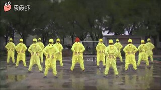 The soldier is dancing the chicken dance, the scene is very comfortable