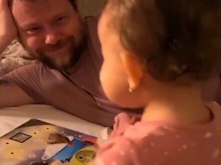 宝宝睡前跟爸爸交换身份