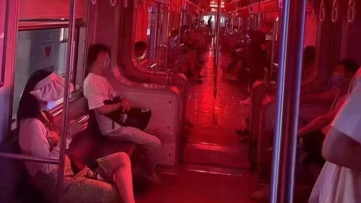 Kereta Chongqing Cyber Rail Transit mematikan lampu, dan Chongqing juga bekerja keras untuk menghema