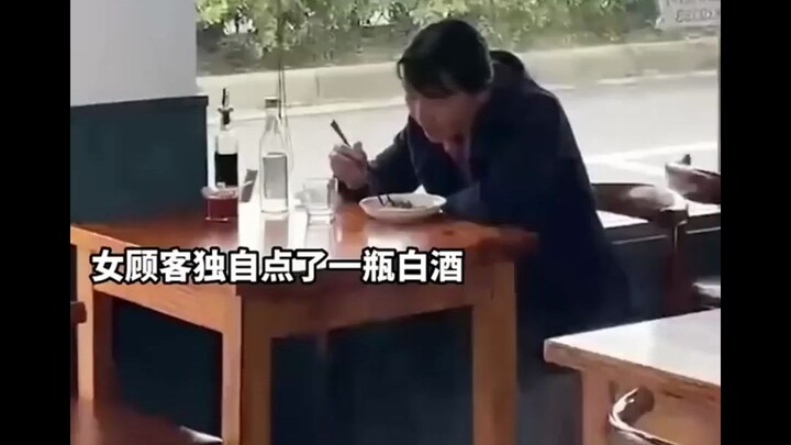 Thường Châu, Giang Tô. Một cô gái gọi một chai rượu trắng ngồi ăn một mình, vừa uống vừa khóc nức nở