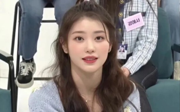 المغنيات الإناث من فرقة أبوب اللواتي يشتهرن بعيونهن الكبيرة