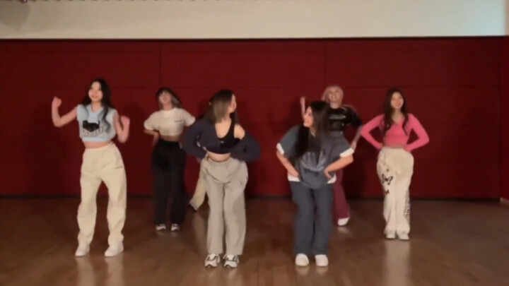 Ternyata Bae mengajari semua orang menari Sophie Sophie