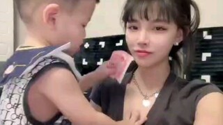 这孩子打小就有前途