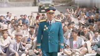 Orang tua pedesaan itu meminta makanan untuk masyarakat dan kembali mengenakan seragam umumnya. Bahk