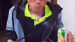 Ô đỏ, cột trắng nằm cạnh nhau sau khi ăn xong.
