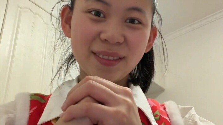 Rain Sister’s daughter just showed up on Bilibili—she looks *so* much like her! The youthful, fresh-