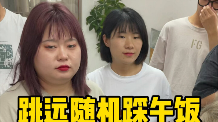 Nhảy xa bấm ngẫu nhiên bữa trưa