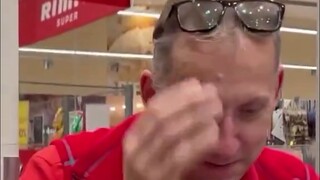 在超市买了容易让人误会的东西，收银员的表情蚌埠住了