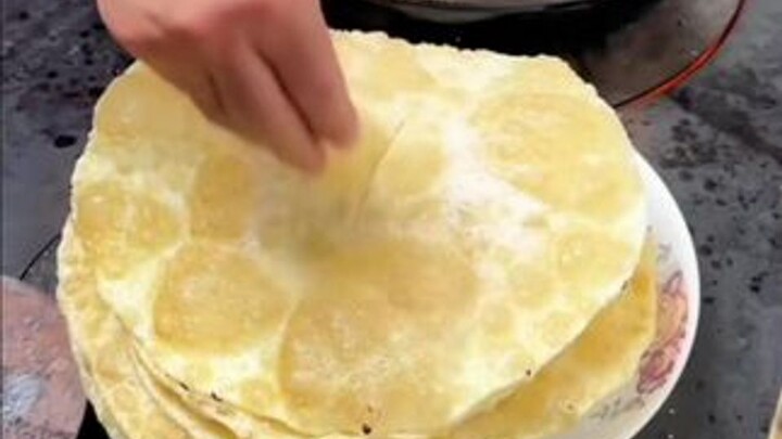 ลมหนาวพัดแรงจากภาคตะวันตกเฉียงเหนือพัดพาความหอมหวานของขนมมันจากคุณแม่ชาวซินเจียงมาถึง ช่างทำให้น้ำตา